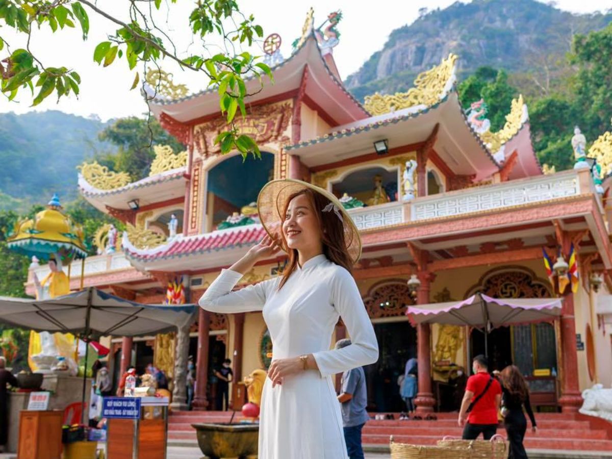 Lên lịch trình du lịch Điện Bà Tây Ninh Miếu Bà Chúa Xứ trọn vẹn.