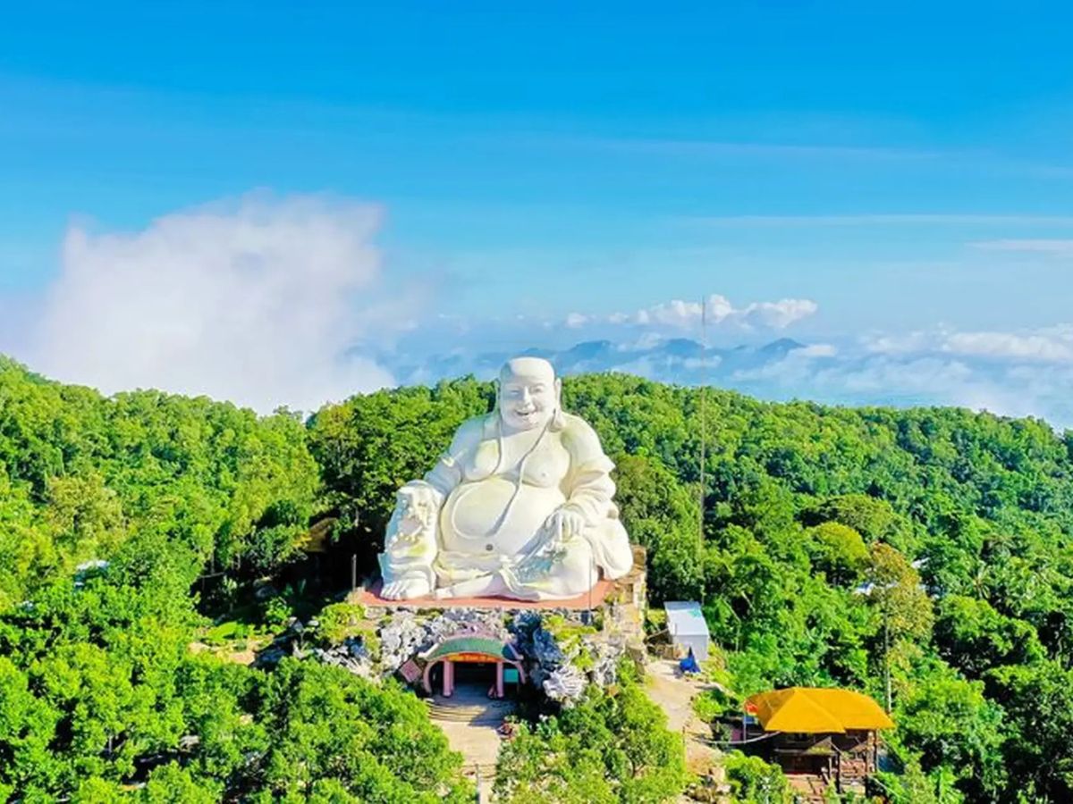 Tượng Phật Di Lặc là biểu tượng nổi bật của Núi Cấm