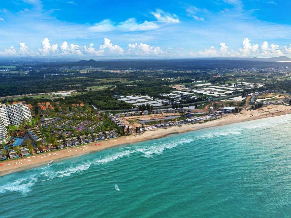 Khu du lịch nghỉ dưỡng Hồ Tràm cách TP.HCM khoảng 120 km nổi tiếng với màu xanh ngọc bích của nước