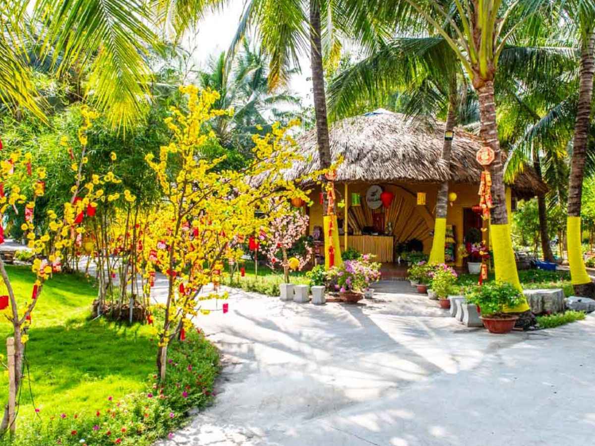 Khu du lịch sinh thai Làng Tre Việt phù hợp cho những gia đình ưa thích mộc mạc, gần gũi với thiên nhiên.