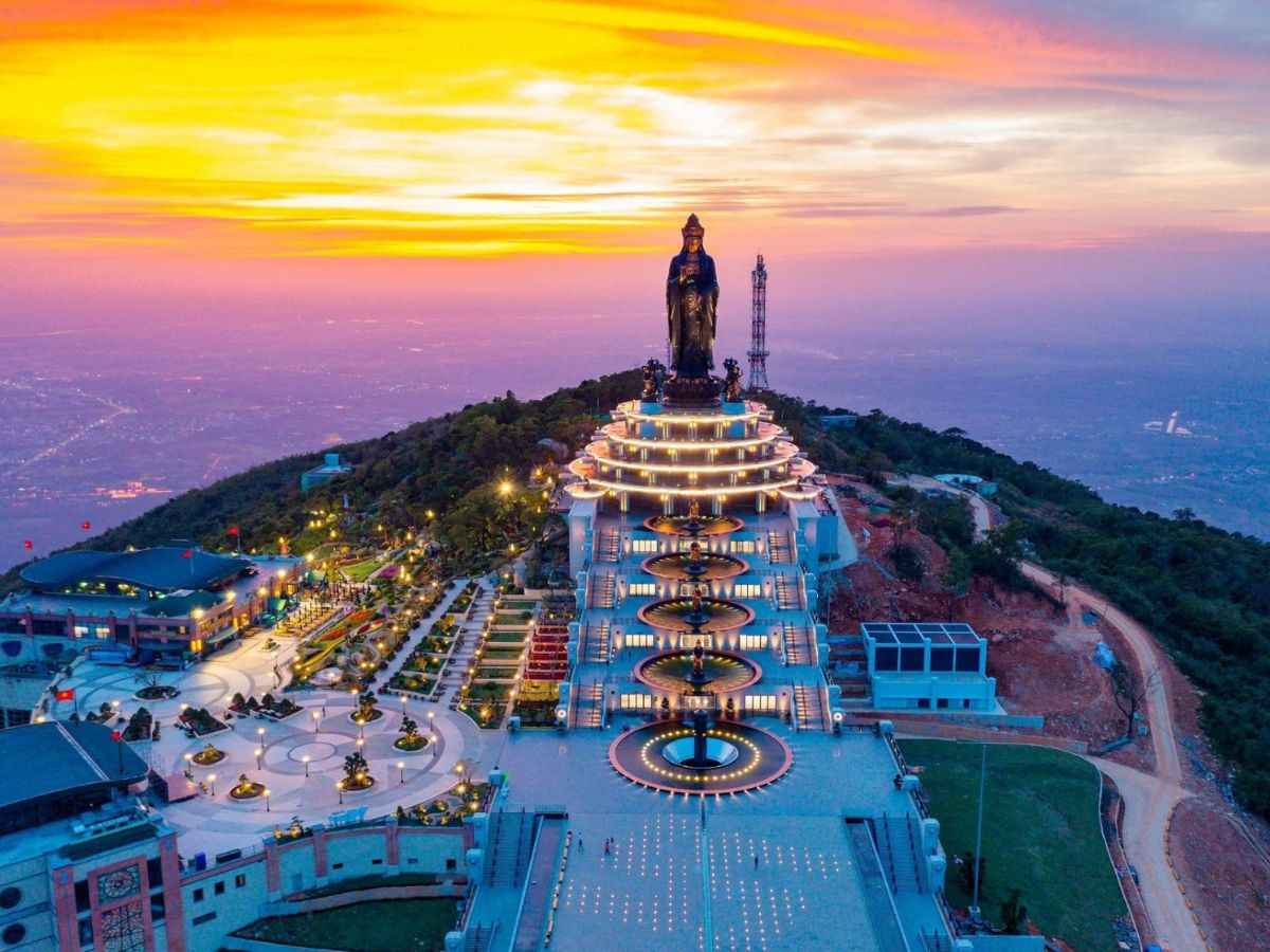Núi Bà Đen trong những năm gần đây đang trở thành mũi nhọn hàng đầu của du lịch Tây Ninh