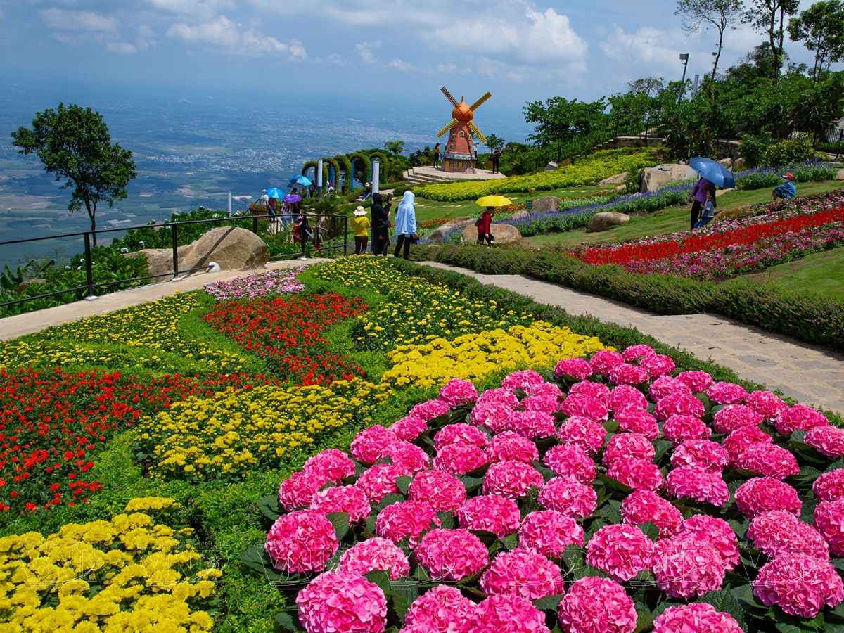 Du khách có thể trải nghiệm du lịch núi Bà Đen và mua mật ong tại các cửa hàng ở chân núi.