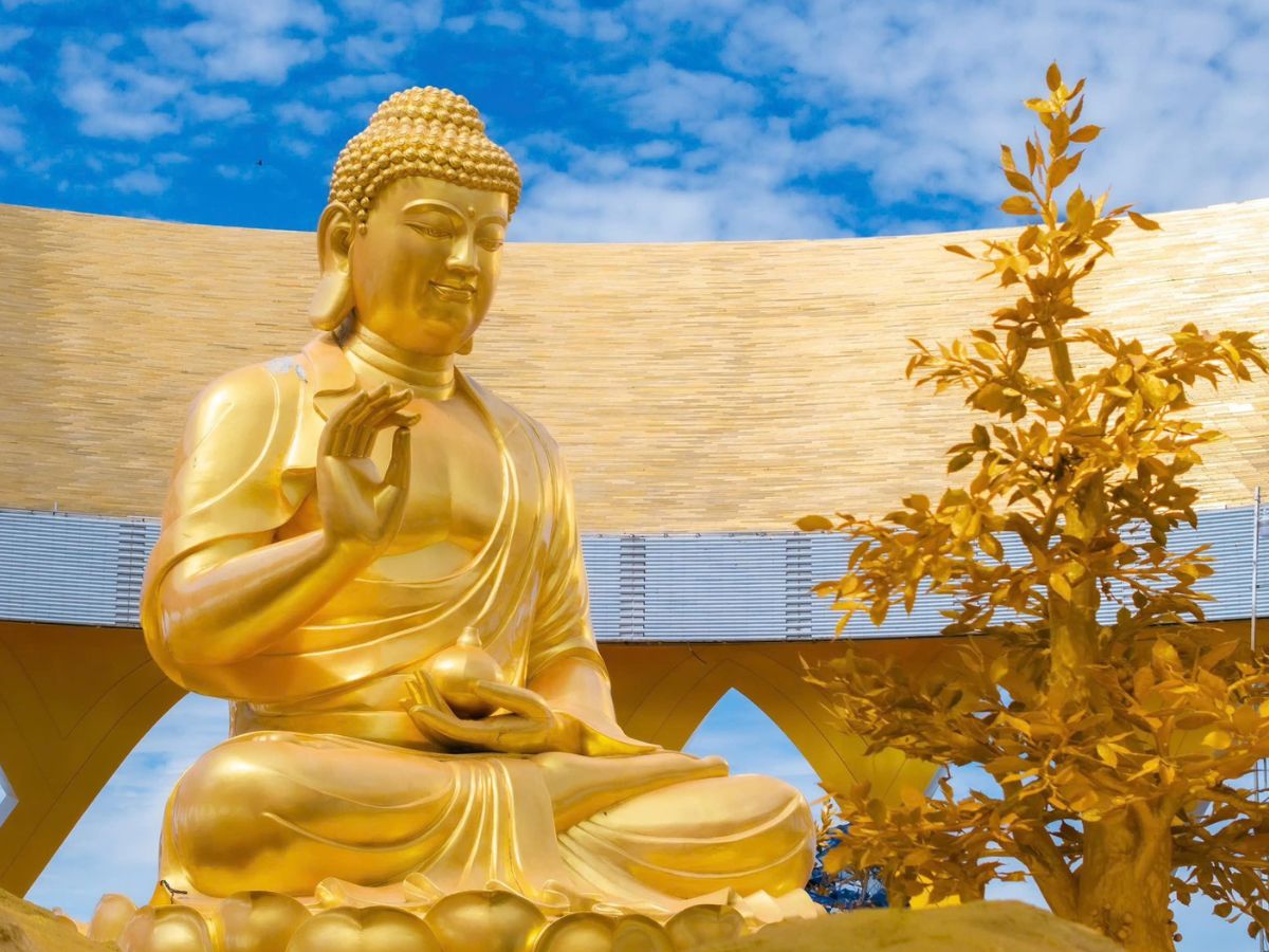 Tôn tượng Phật Câu Na Hàm Mâu Ni trên đỉnh núi Bà Đen