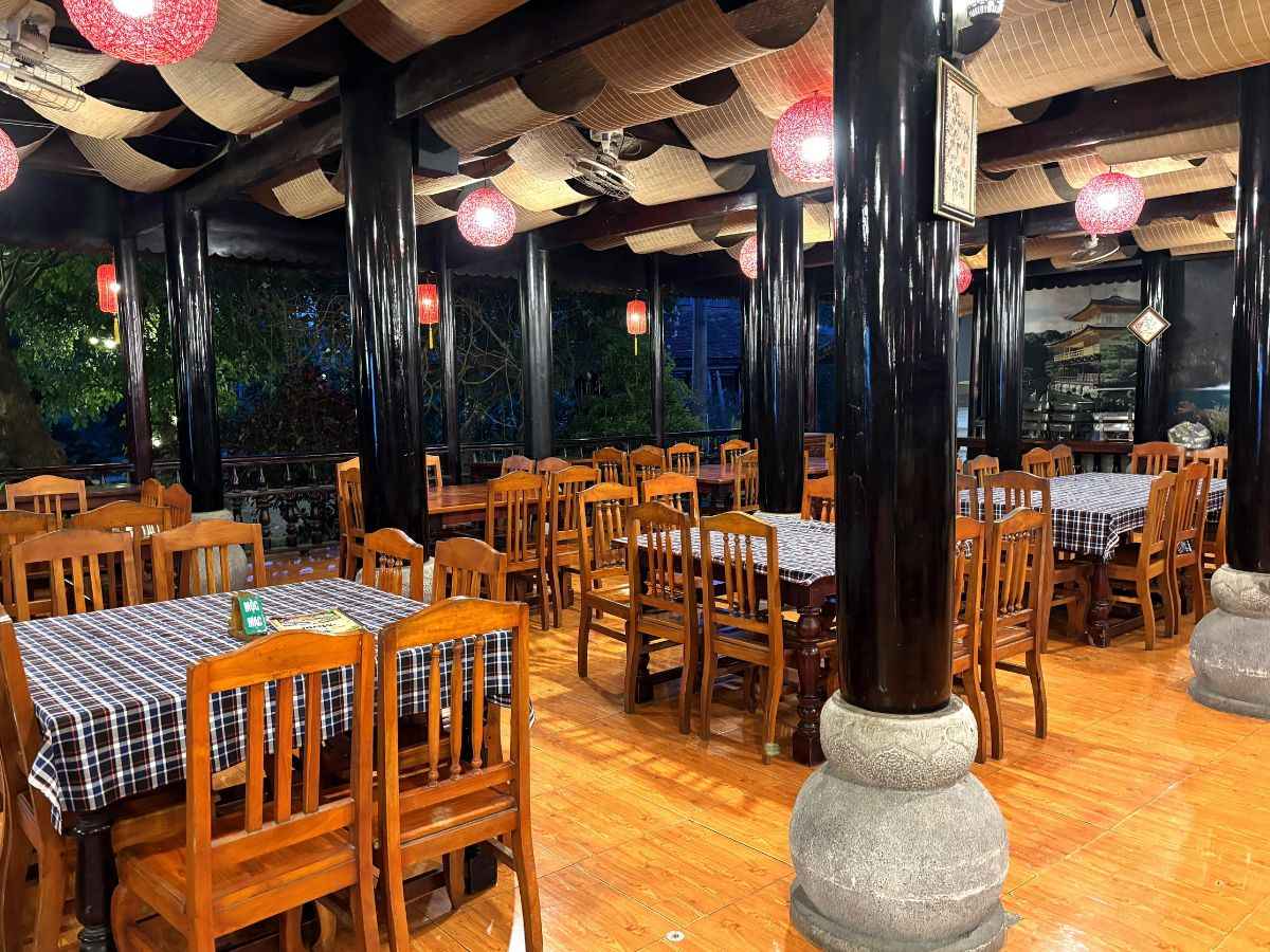 Không gian đậm chất dân dã bên trong nhà hàng chay Phước Lạc Viên