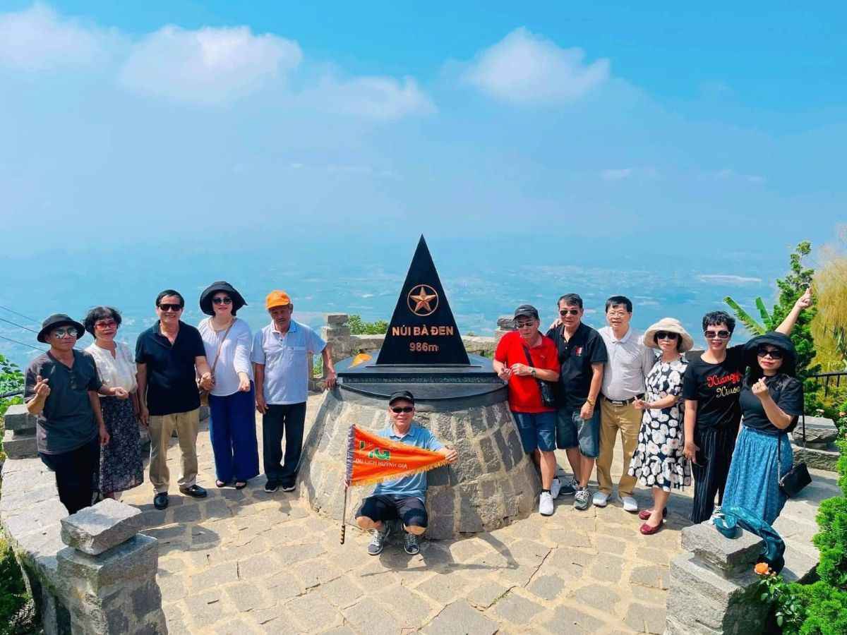Du khách check in cùng cột mốc 986 m trên đỉnh núi Bà Đen