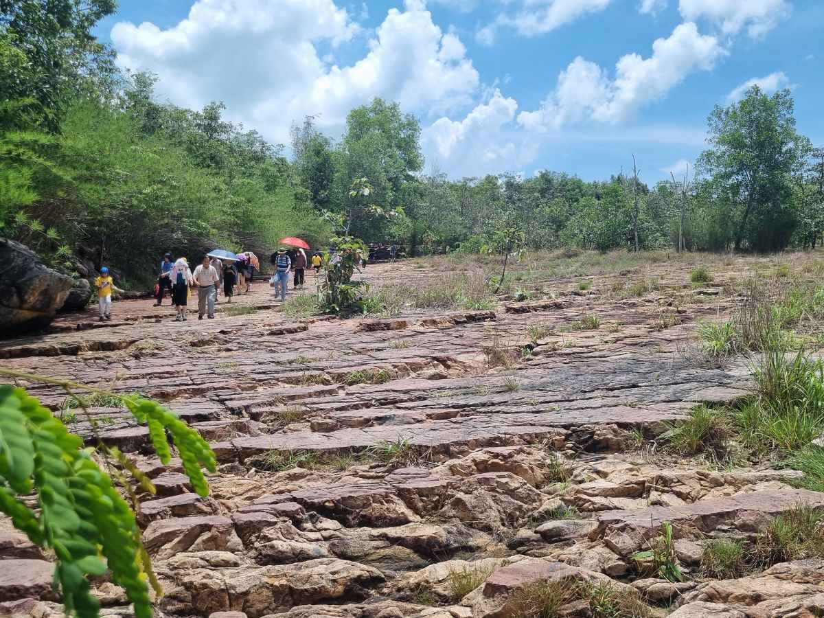 Cung đường di chuyển gập ghềnh bên trong Suối Trúc