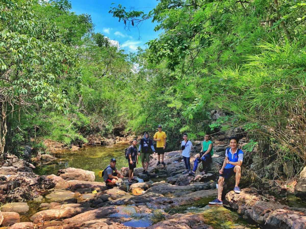 Nhóm bạn trẻ chuẩn bị cho chuyến picnic tại Suối Trúc.