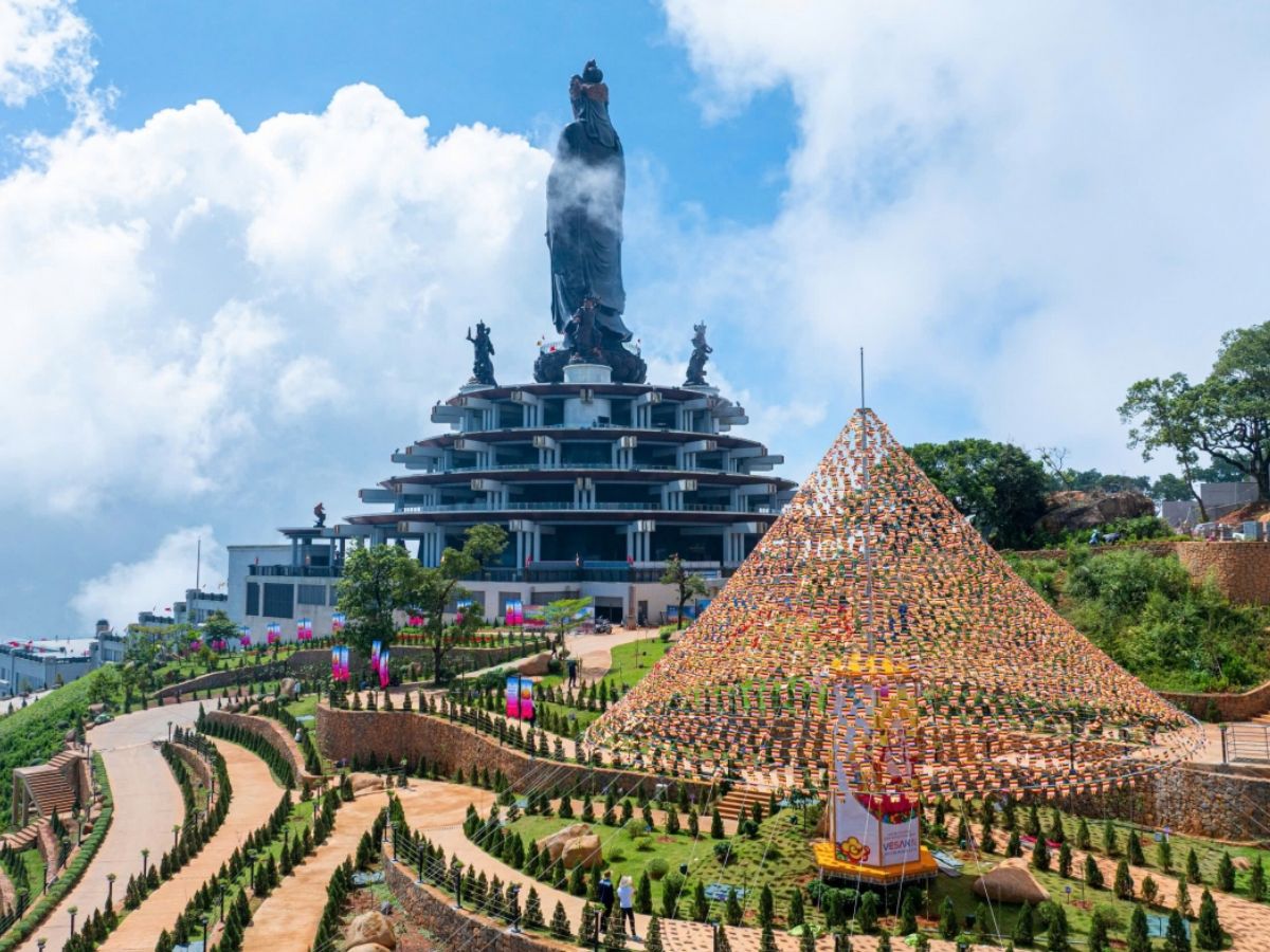 Núi Bà Đen là điểm du lịch tâm linh nổi tiếng du khách nên ghé thăm khi đến với Tây Ninh
