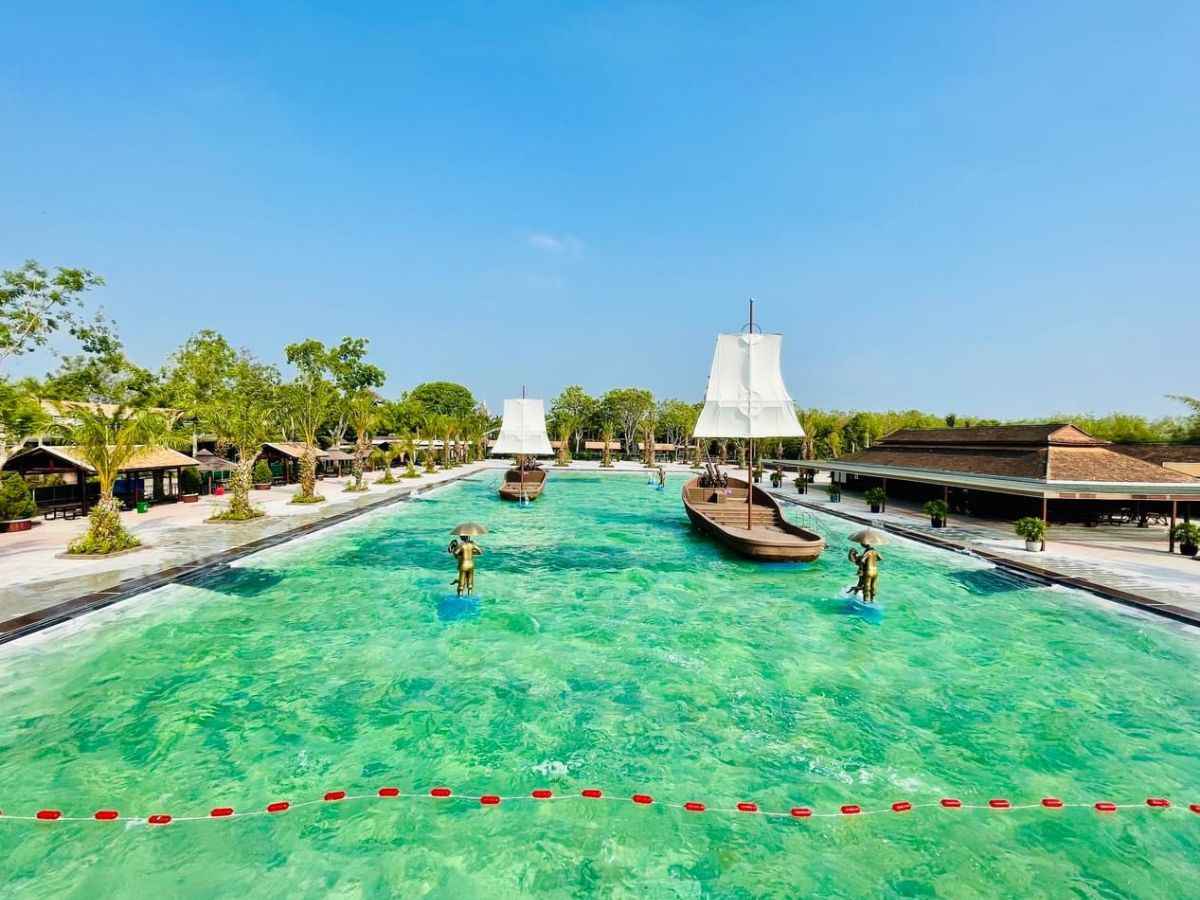 Khu vực biển nhân tạo tại khu du lịch Long Điền Sơn.