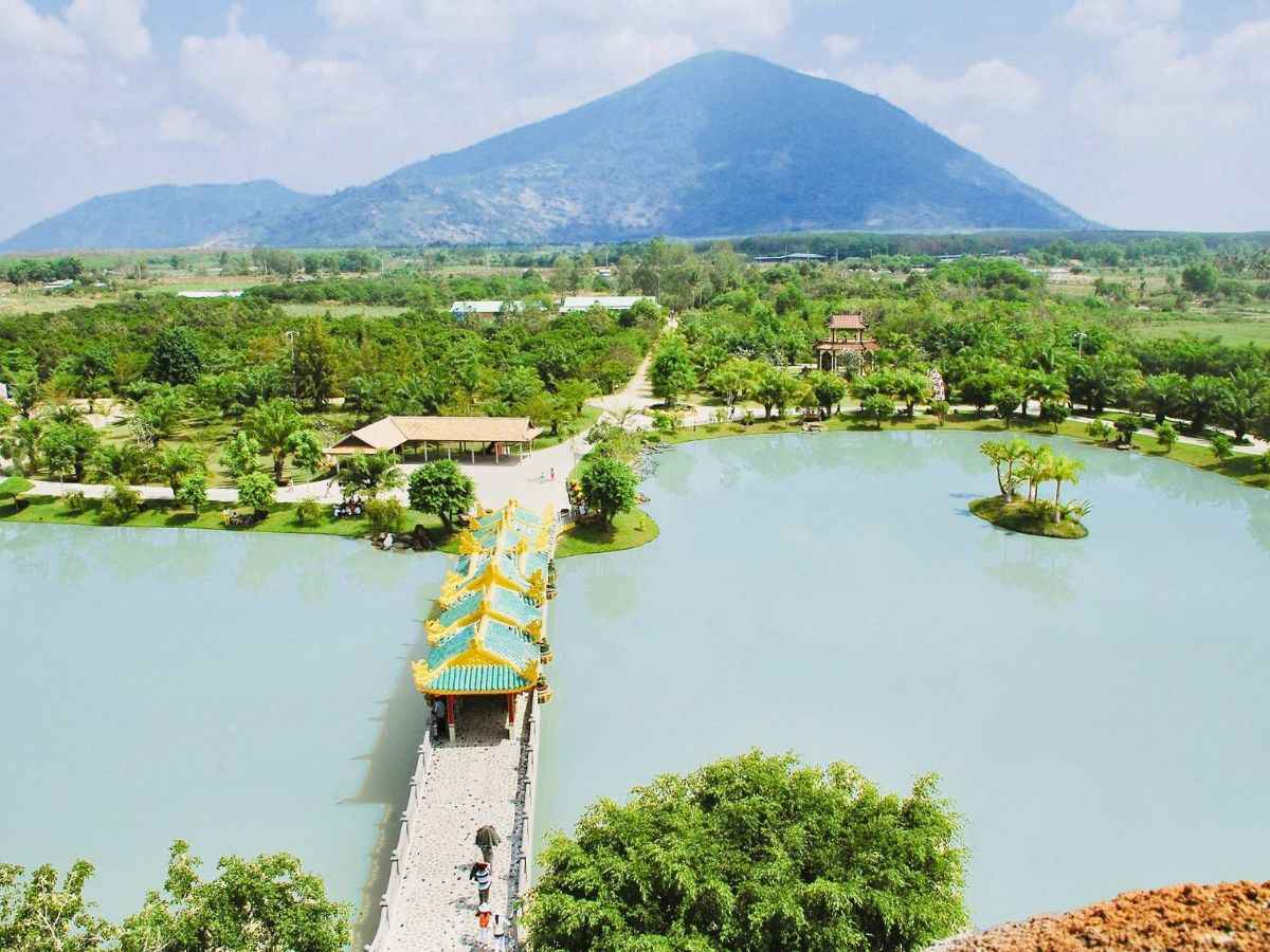 Khu du lịch Long Điền Sơn khoác lên mình một màu xanh mát của thiên nhiên\