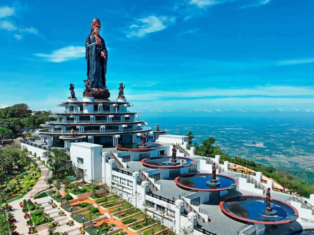 Tượng Phật Bà Tây Bổ Đà Sơn uy nghi, nhìn toàn cảnh Tây Ninh từ đỉnh núi Bà Đen