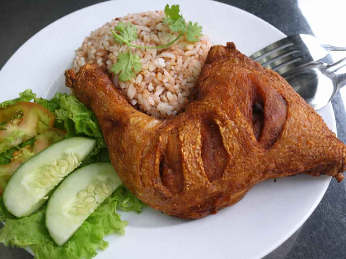 Cơm gà Bảy Thôn giòn rụm với suất ăn bình dân, quen vị dễ ăn.