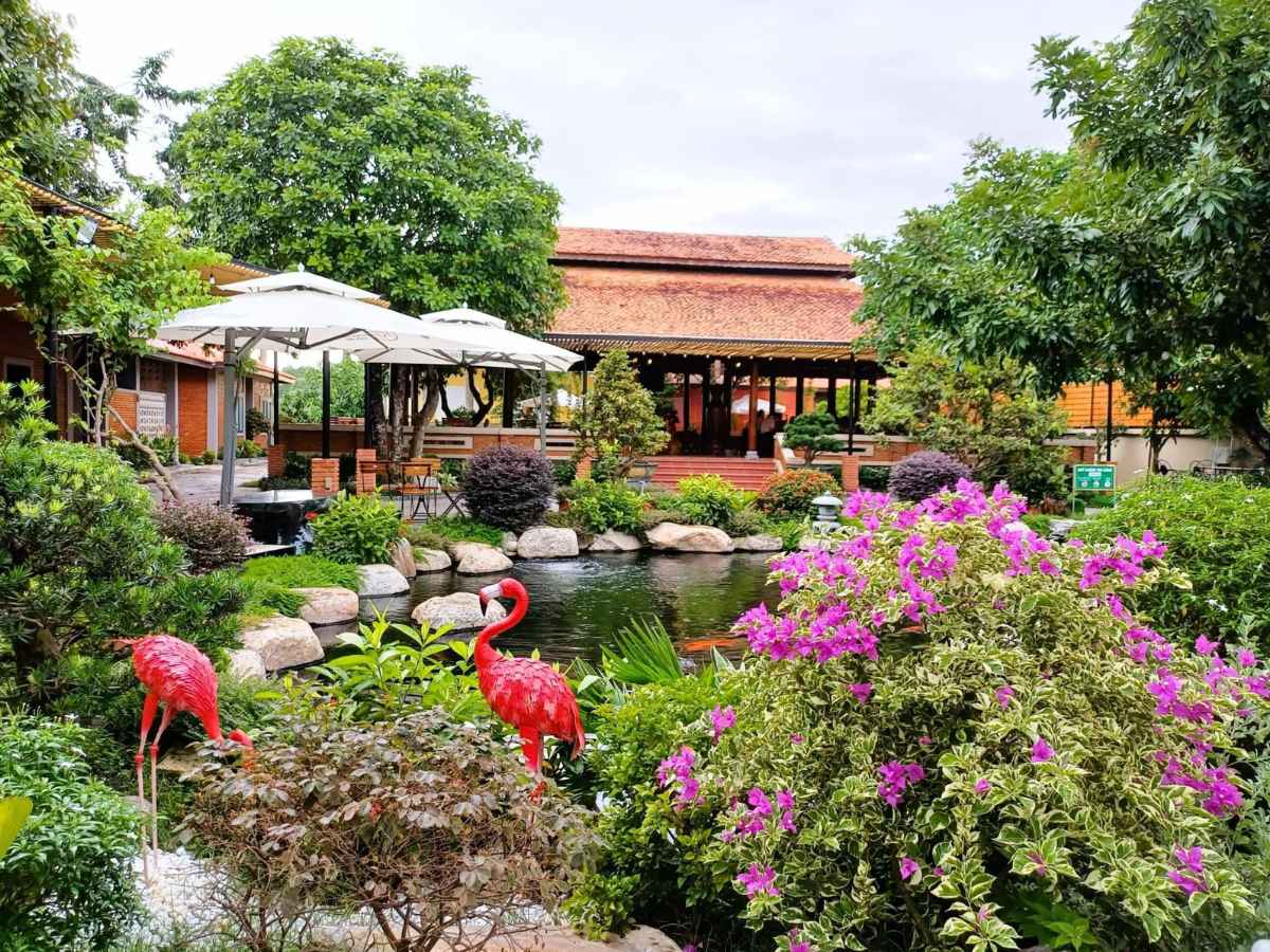 KT Coffee House với hồ nước đẹp và không gian phù hợp thư giãn.