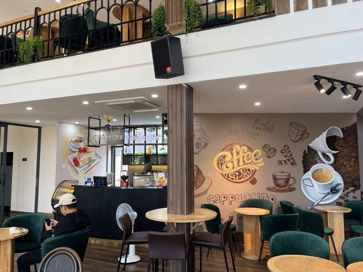Không gian hiện đại và ấm cùng bên trong Melea Coffee.