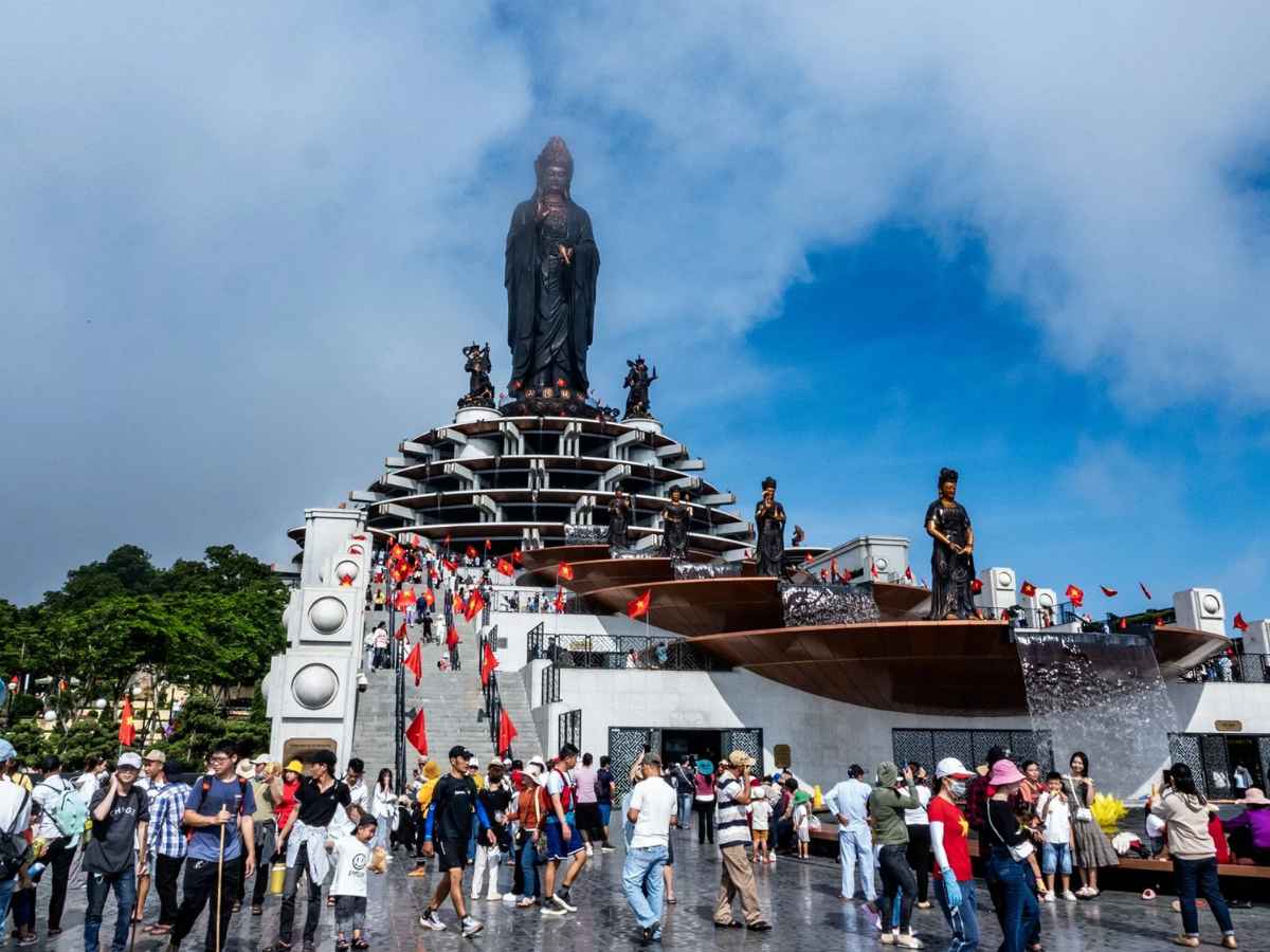 Du khách tham quan đổ về không gian du lịch tâm linh núi Bà Đen.