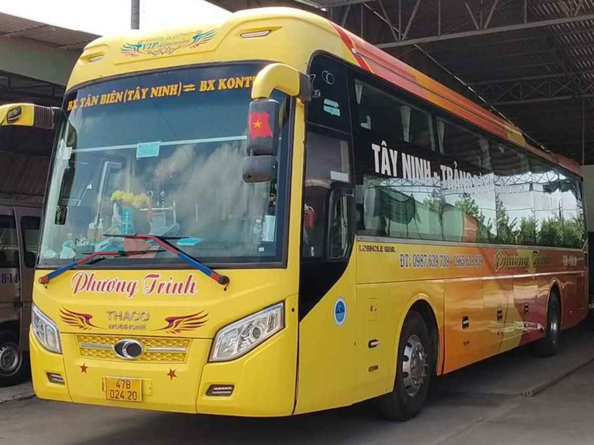 Xe khách thường ghi điểm nhận và trả khách trên đầu xe mỗi tuyến.