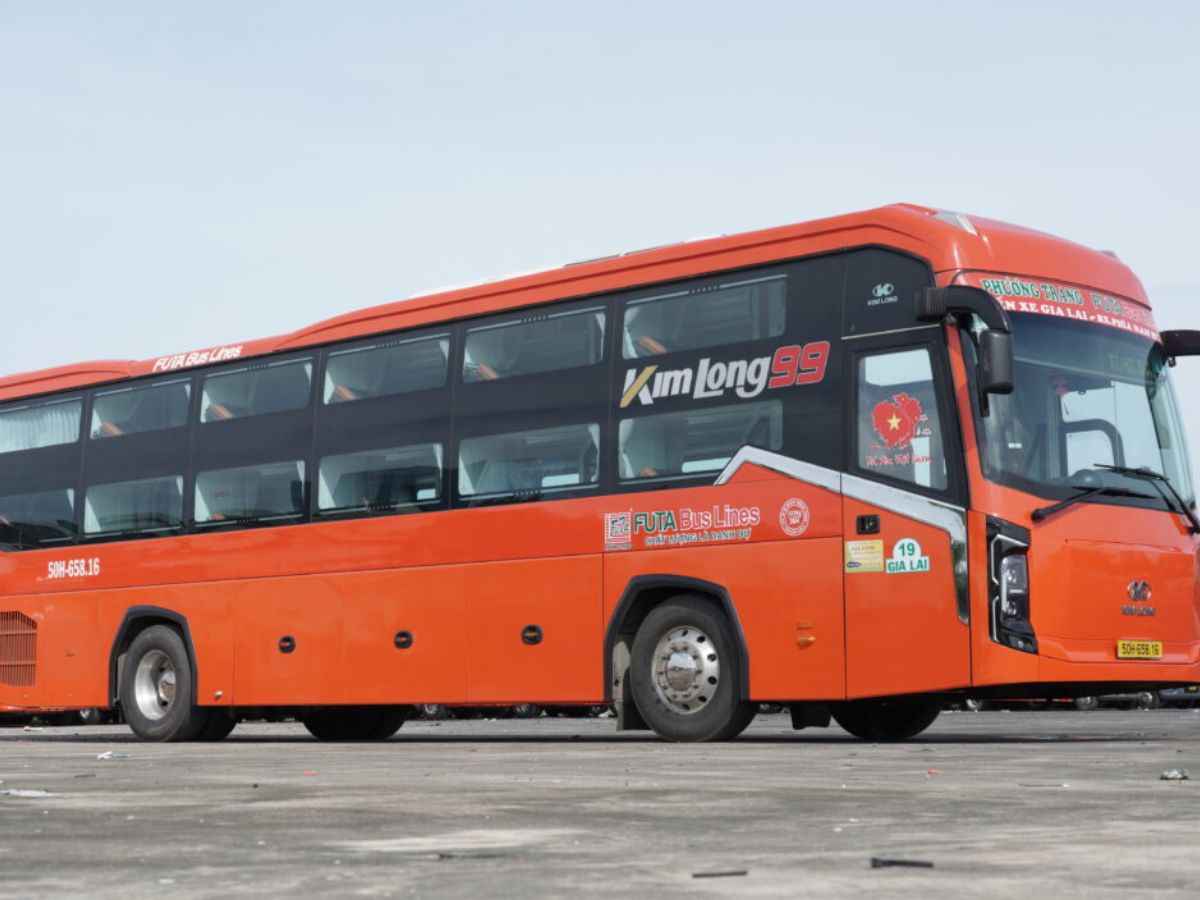Xe khách Phương Trang màu cam, chạy tuyến Tây Ninh Sài Gòn hiện đại và tiện nghi.