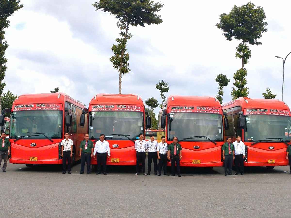 Các tuyến xe khách Phương Trang đỗ chờ khách tại bến xe.