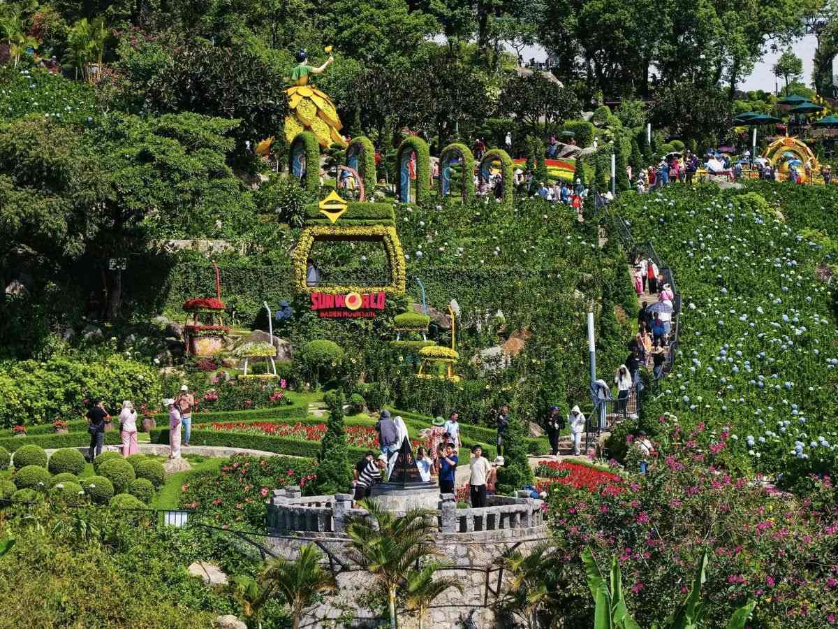 Du khách tham quan vườn hoa Sun World Ba Den Mountain xanh mát, rực rỡ.