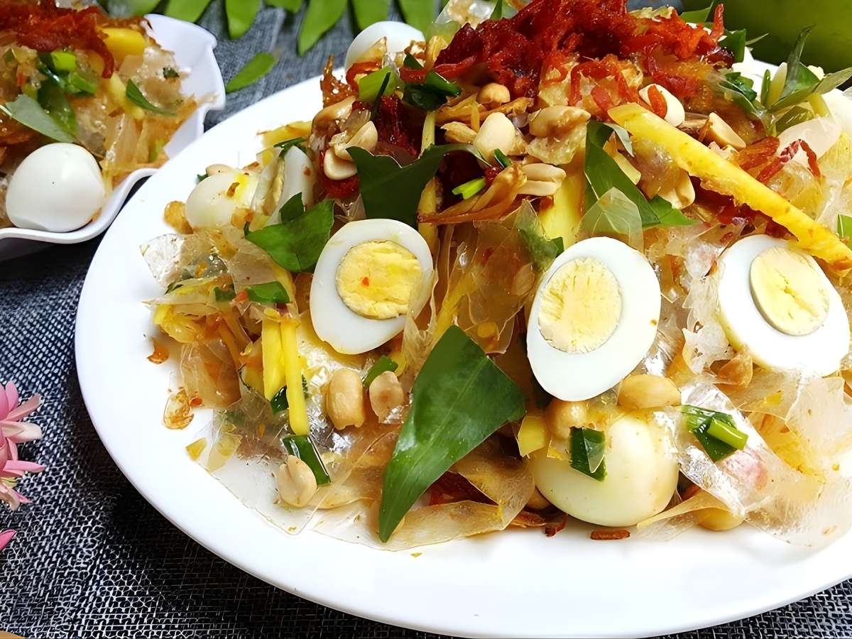 Bánh tráng trộn là một món ăn vặt phổ biến xuất phát từ khu vực Nam Bộ.