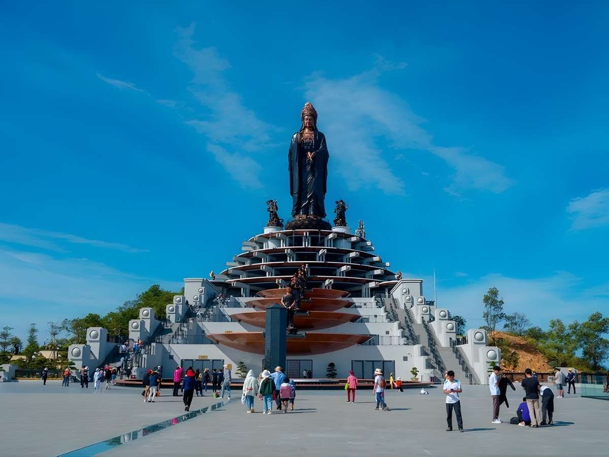Du lịch tâm linh kết hợp nghỉ dưỡng tại núi Bà Đen Tây Ninh.