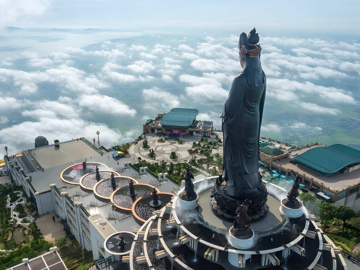Núi Bà Đen là khu du lịch tâm linh bật nhất ở Đông Nam Bộ.