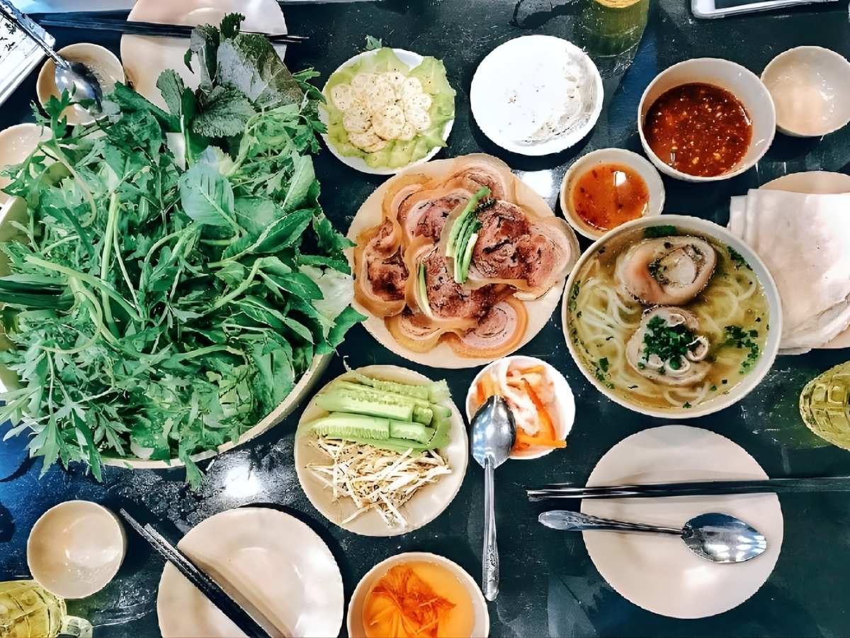 Thực đơn chủ yếu xoay quanh các món bánh canh truyền thống.