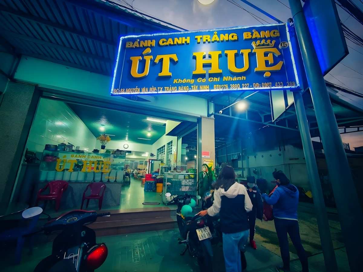 Quán bánh canh Trảng Bàng Út Huệ nằm tại số 88 đường Nguyễn Văn Rốp