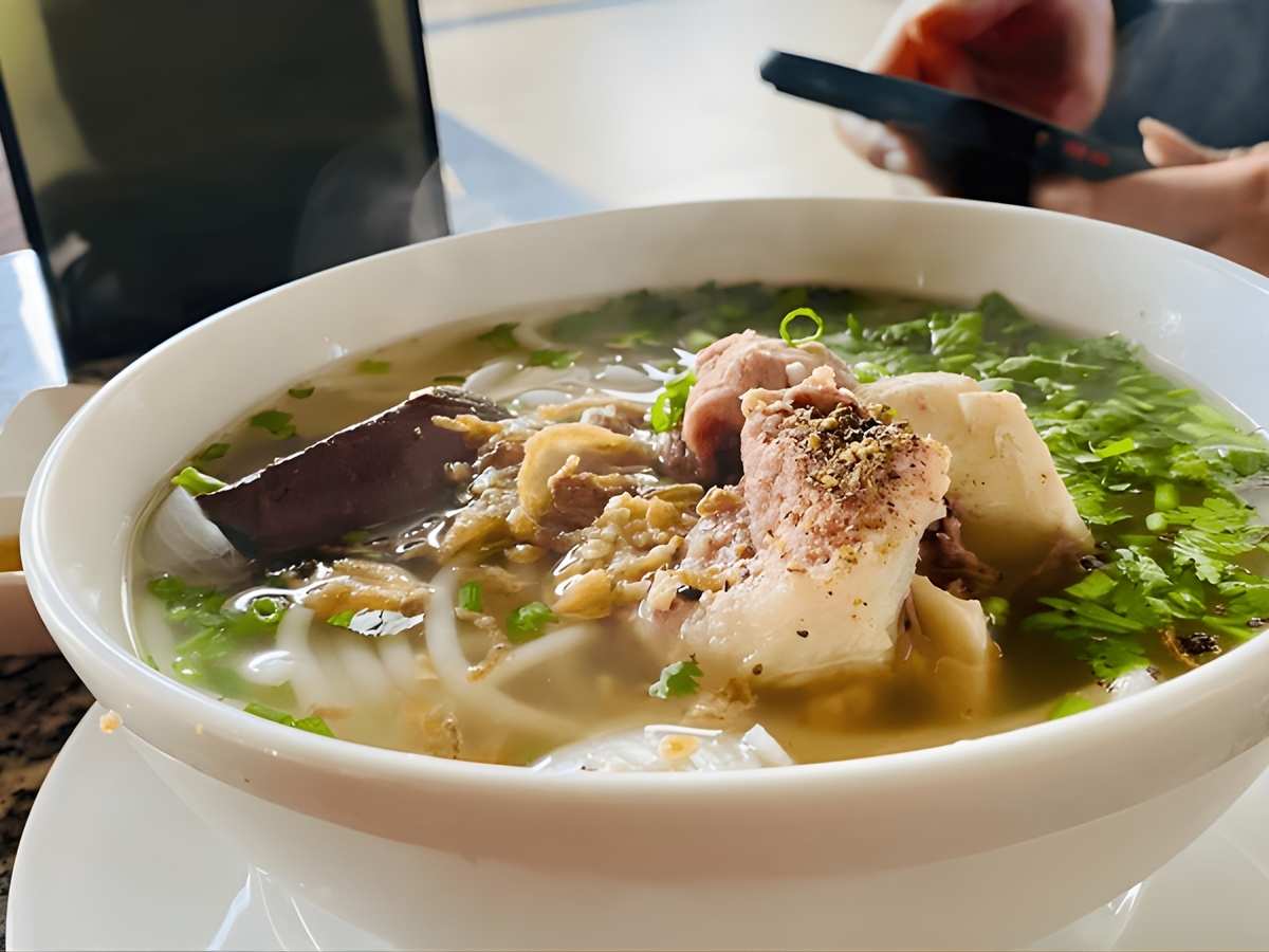 Bánh canh Trảng Bàng Út Huệ là phần nước dùng được ninh từ xương heo trong thời gian dài.