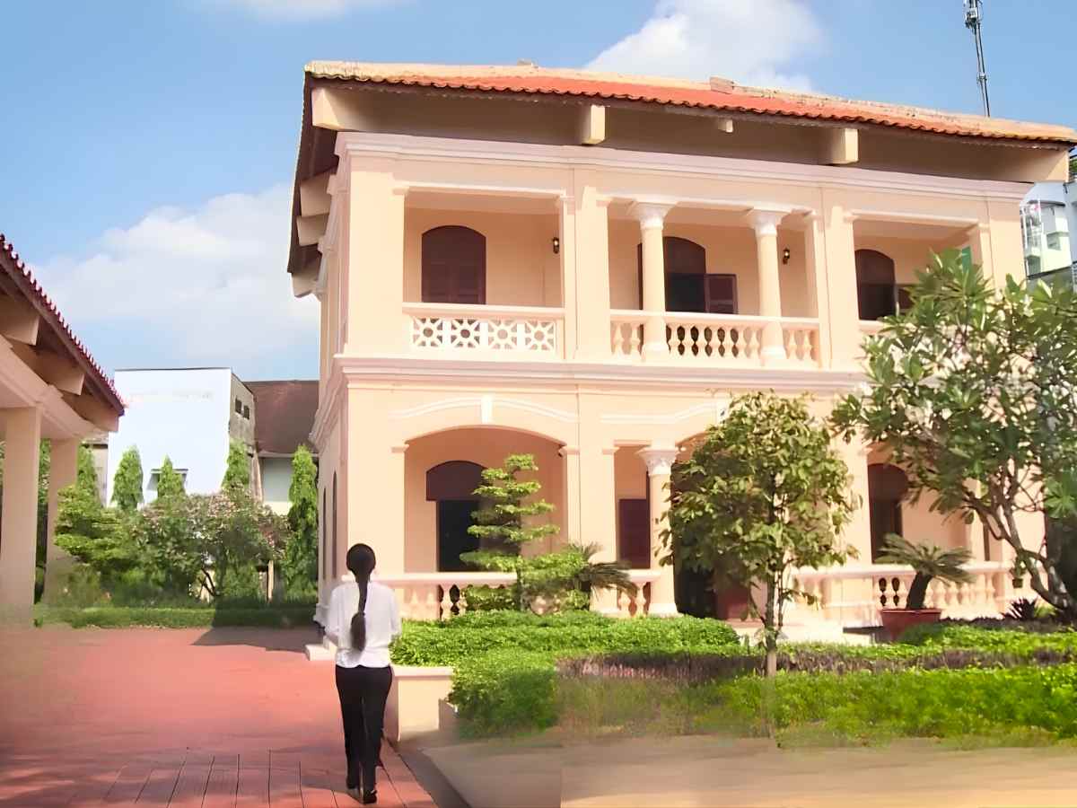 Kiến trúc của Dinh Tổng Thận được xây dựng theo bố cục biệt thự kiểu Pháp.