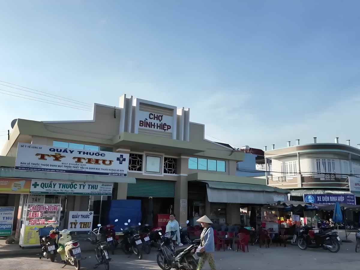 Khu chợ biên giới thường nằm cách cửa khẩu vài trăm mét.
