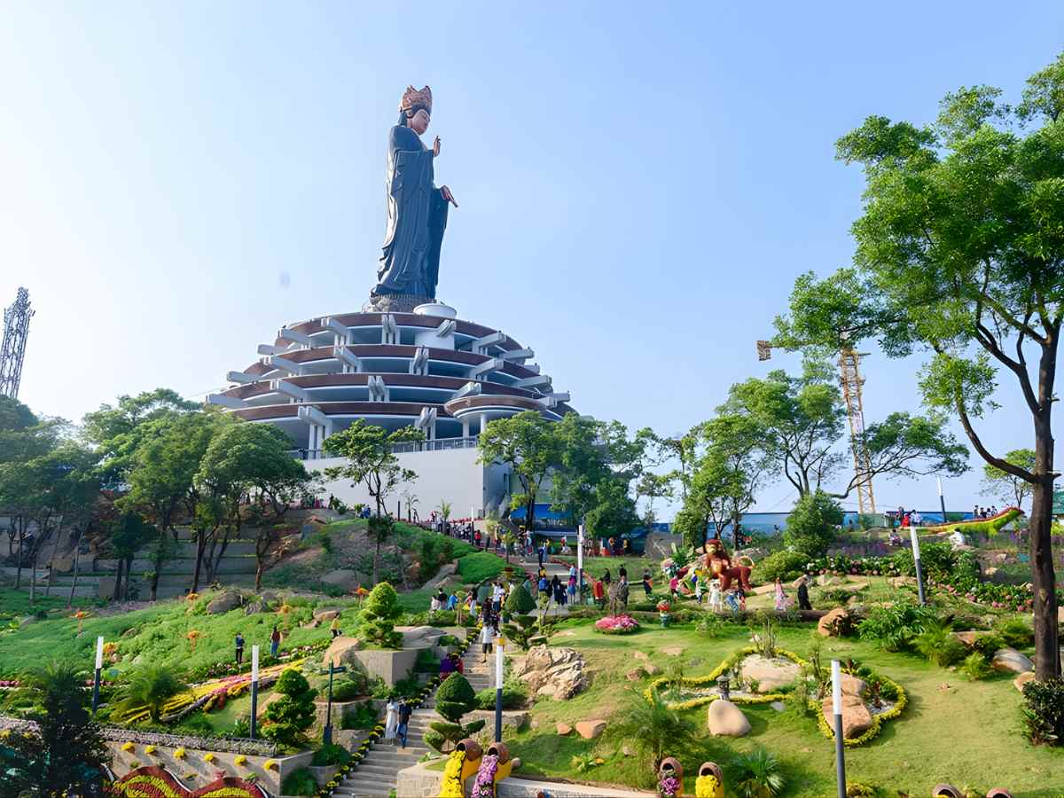 Núi Bà Đen điểm đến du lịch nổi tiếng với cảnh sắc hữu tình.