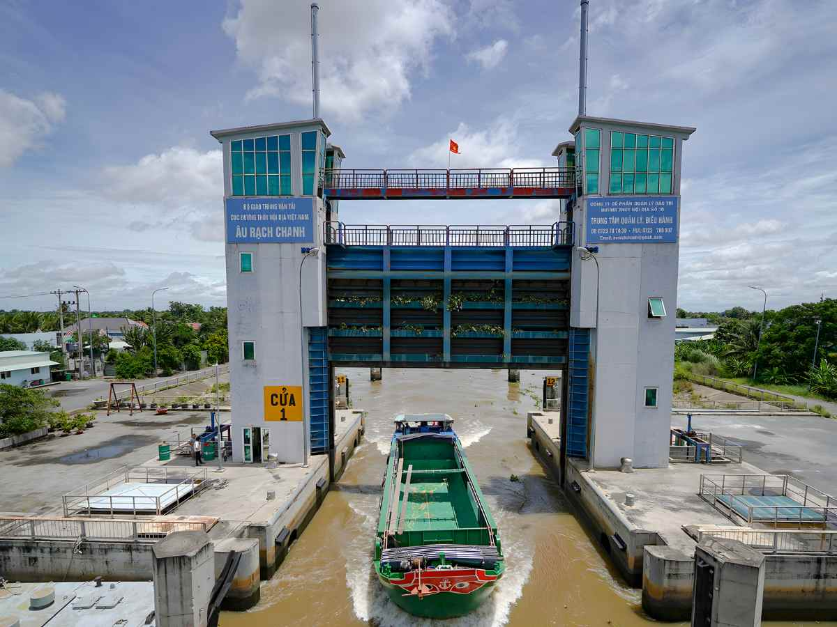 Điểm thú vị của Âu Tàu Rạch Chanh là cơ chế vận hành đặc biệt của hệ thống âu tàu
