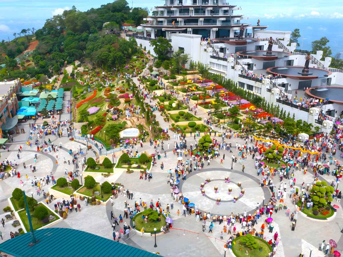 Khung cảnh thiên nhiên kỳ vĩ bao quanh Núi Bà Đen thơ mộng