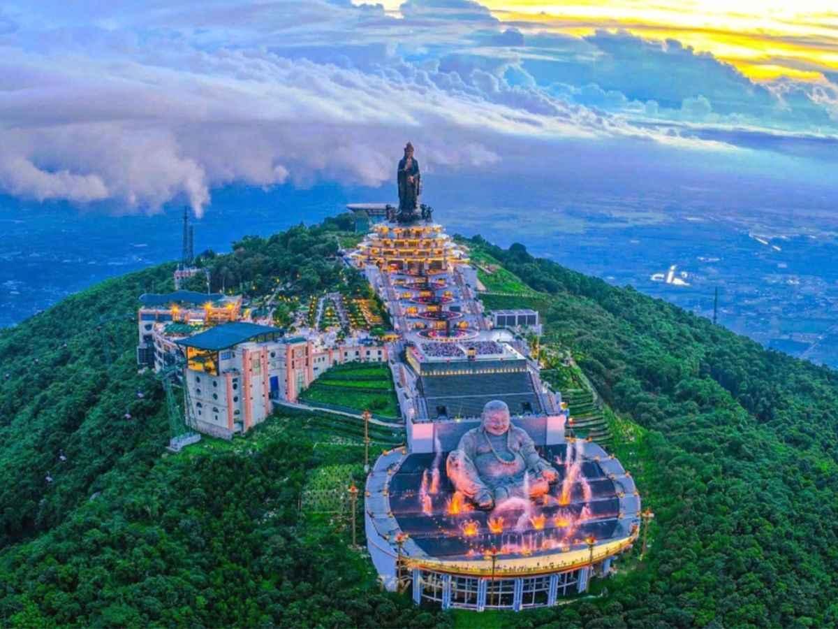 从山顶俯瞰太阳世界巴登山灵修旅游综合体全景。