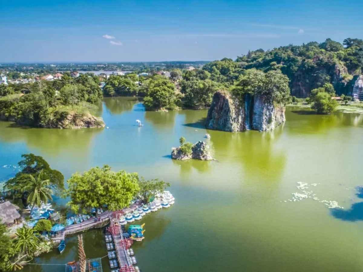 从空中俯瞰,布龙旅游区宛如微缩版的下龙湾。