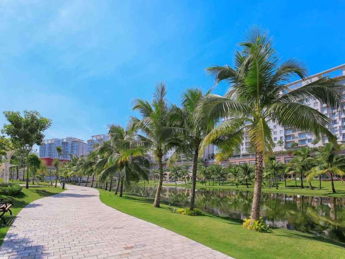 萨拉城区内的这座公园拥有郁郁葱葱的草坪和迷人的湖景。