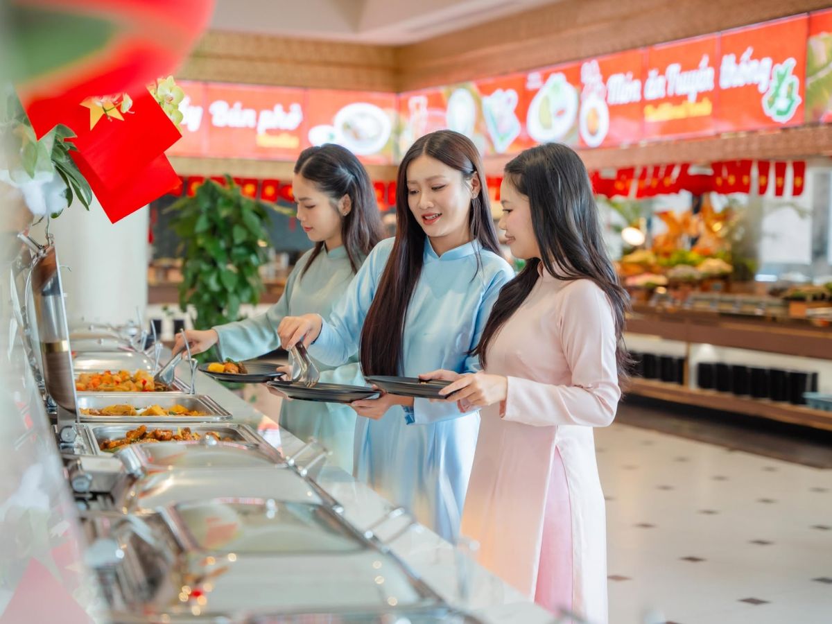 Nhà hàng Buffet Vân Sơn là lựa chọn thuận tiện để dùng bữa trưa.