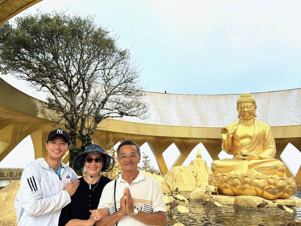 Du khách tham quan chiêm bái Vườn Ưu Đàm.
