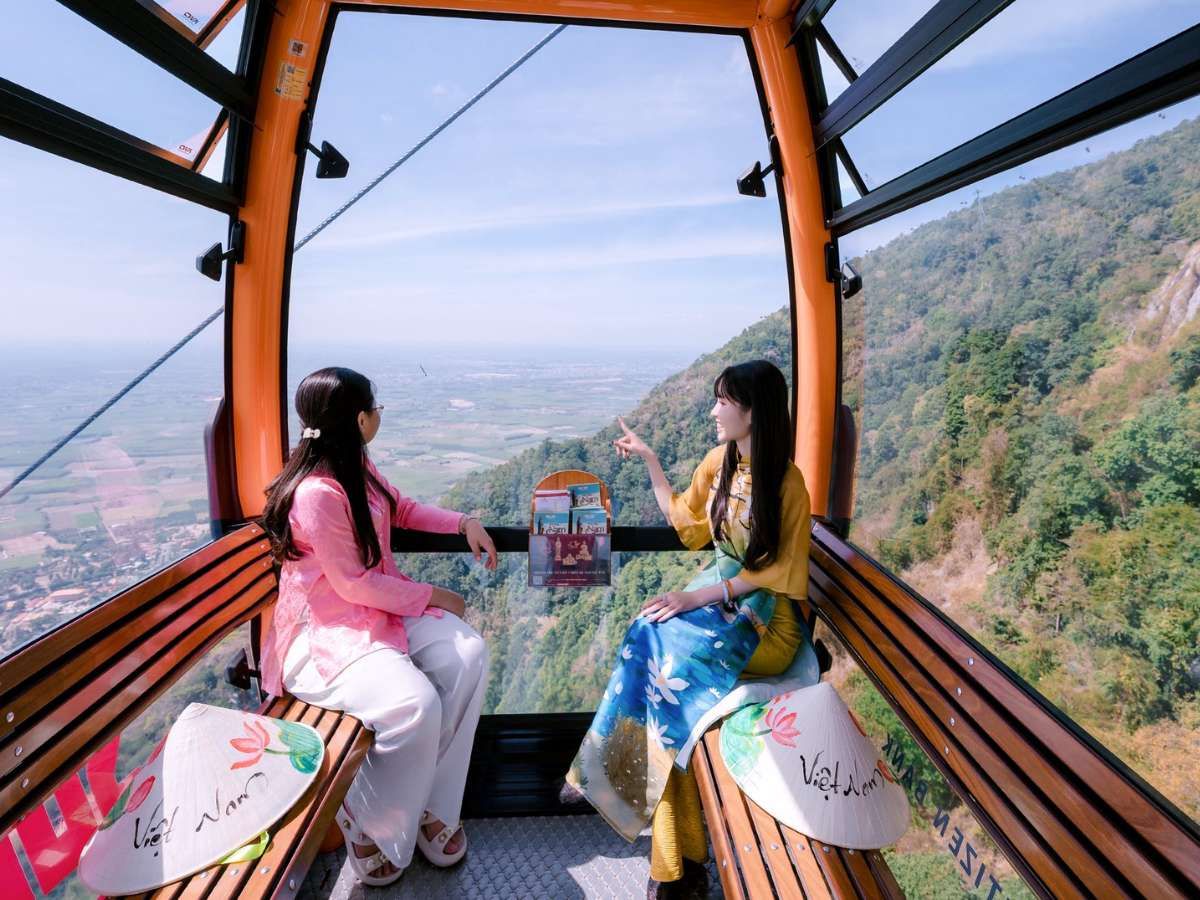 Hành trình cáp treo tại Núi Bà Đen mở ra góc nhìn khoáng đạt về thiên nhiên Tây Ninh.