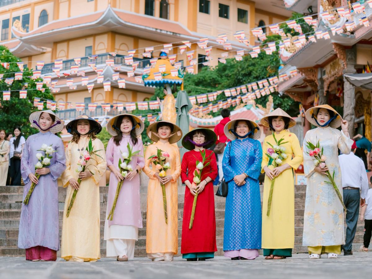 Hành trình xuống lưng chừng Núi Bà Đen đưa du khách trở về một không gian mang vẻ đẹp trầm lắng