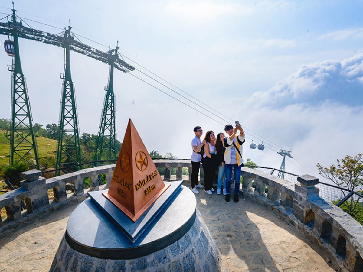 Du khách săn mây và ngắm biển mây trên đỉnh Núi Bà Đen.