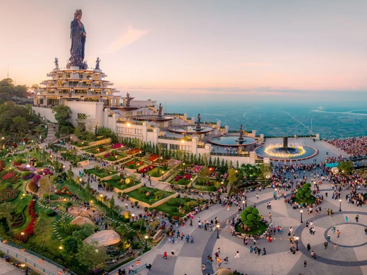 Điểm du lịch tâm linh nổi tiếng Sun World Ba Den Mountain chỉ cách hồ Dầu Tiếng khoảng 12 km