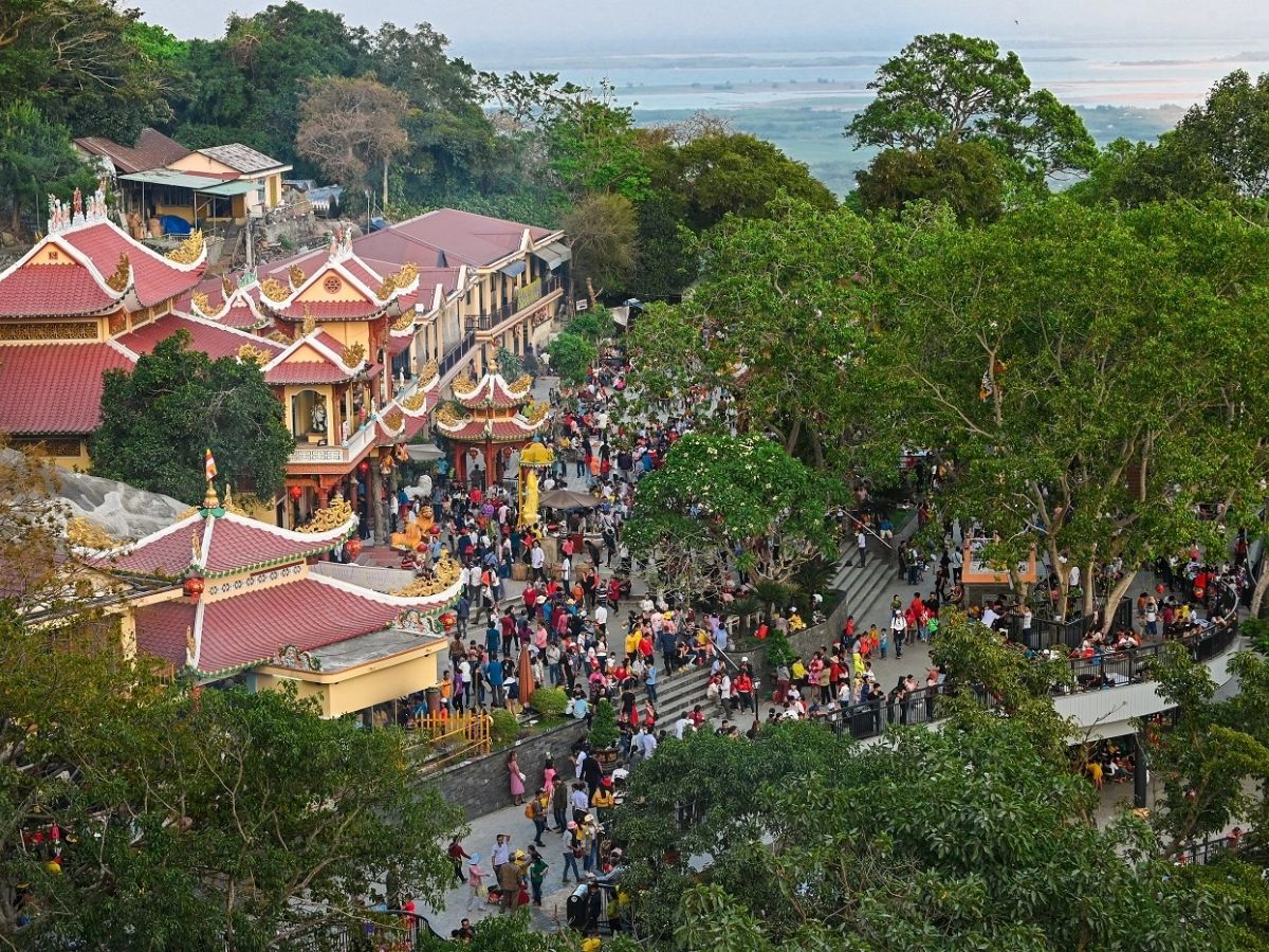 Hoạt động du xuân Núi Bà Đen thu hút nhiều phật tử và du khách.