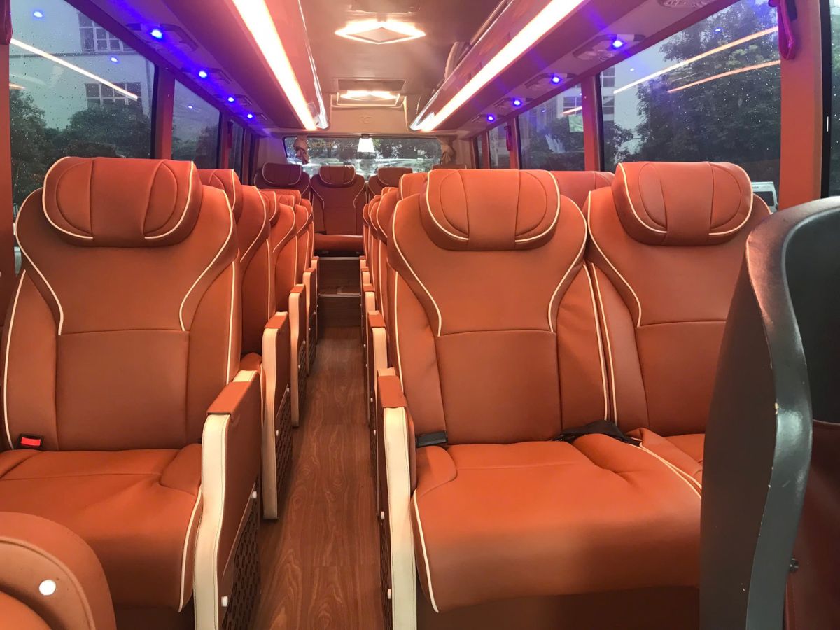 Du khách di chuyển bằng xe limousine tiện lợi để khám phá Tây Ninh.Du khách di chuyển bằng xe limousine tiện lợi để khám phá Tây Ninh.