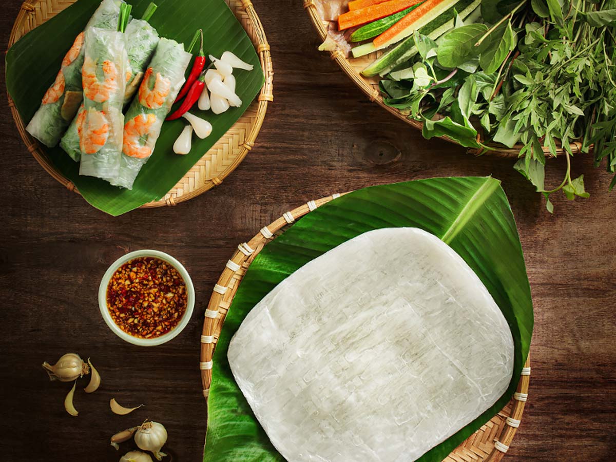 Bánh tráng phơi sương Trảng Bàng là món đặc sản gắn liền với văn hóa ẩm thực Tây Ninh.