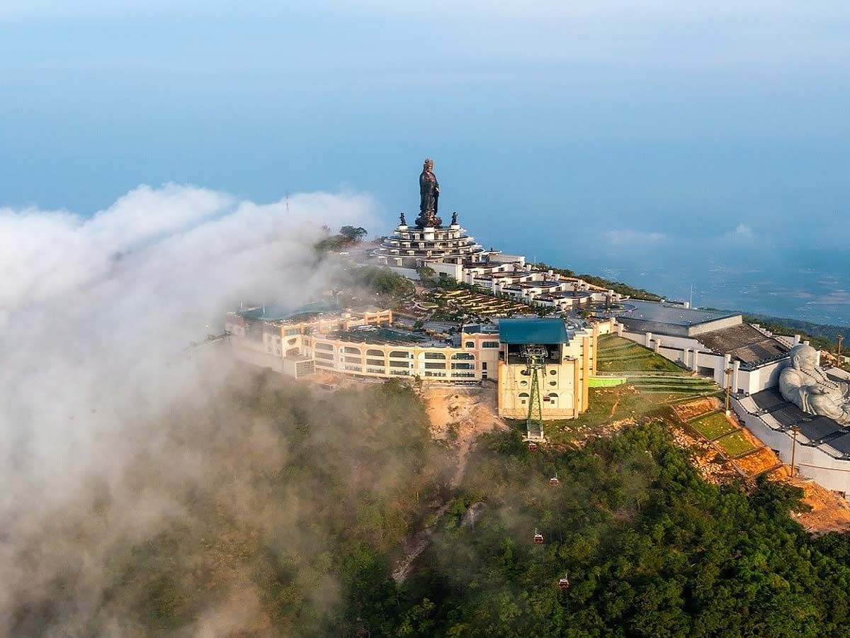 Thời tiết núi Bà Đen tháng 2 thường khô ráo, trời trong xanh tạo điều kiện cực thuận lợi cho du khách tham quan.