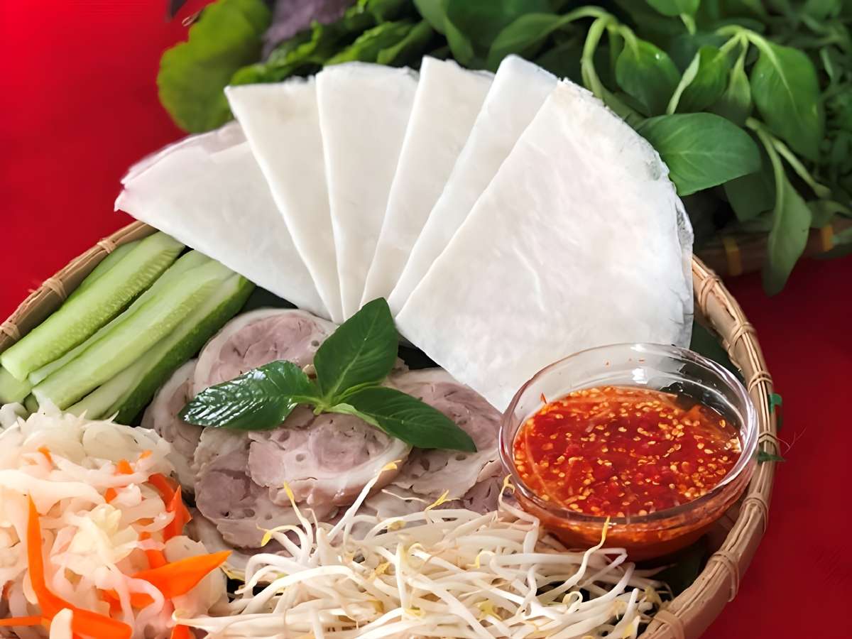 Bánh tráng phơi sương là một trong những đặc sản của tỉnh Tây Ninh.