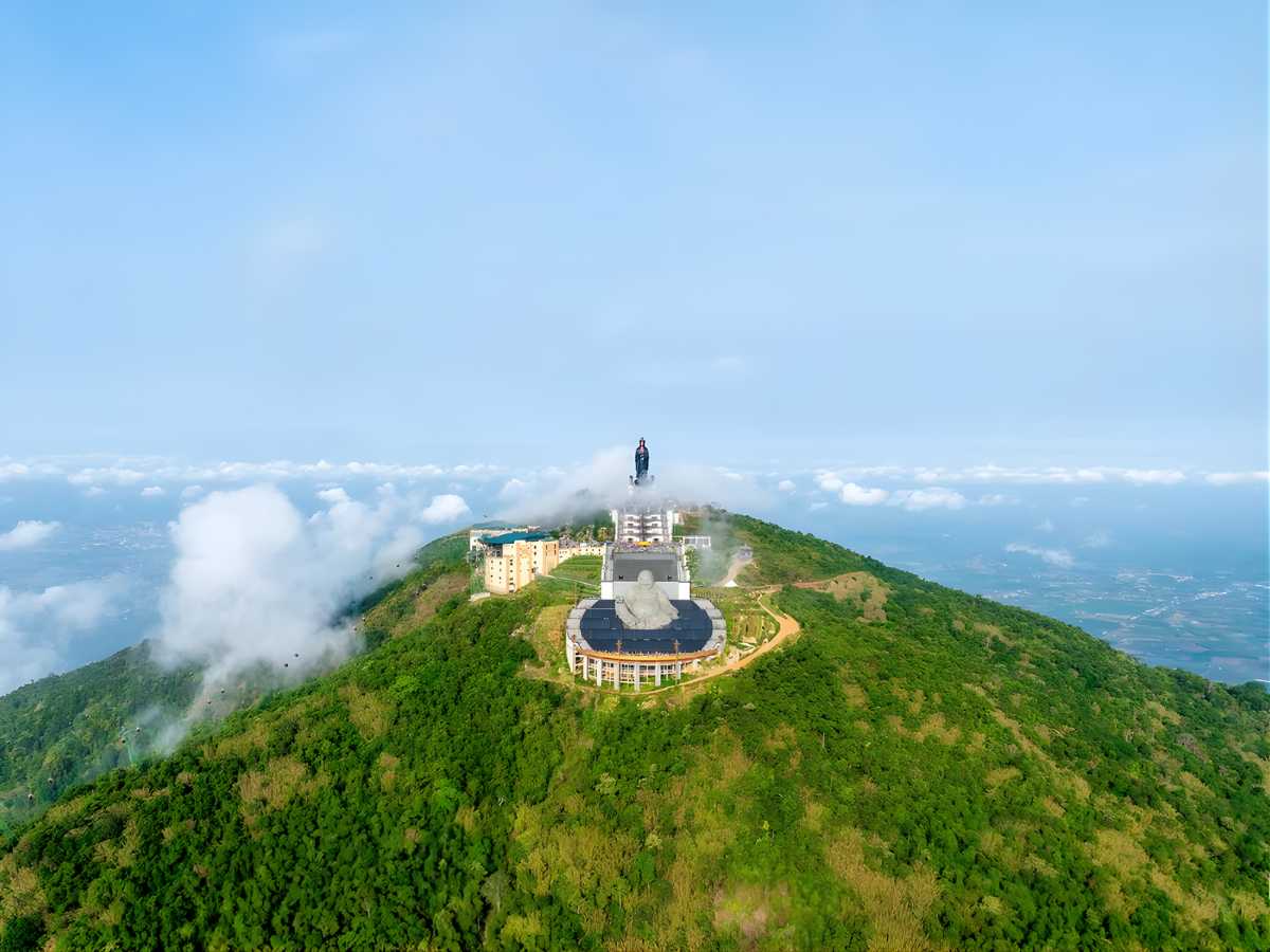 Thời tiết núi Bà Đen tháng 3 có xu hướng khô ráo, nắng chủ đạo và ít mưa.