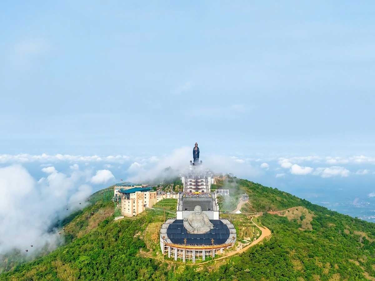 Cảnh sắc khi đi núi Bà Đen tháng 8 mang sắc thái thiên nhiên rõ rệt khác với những tháng khô.